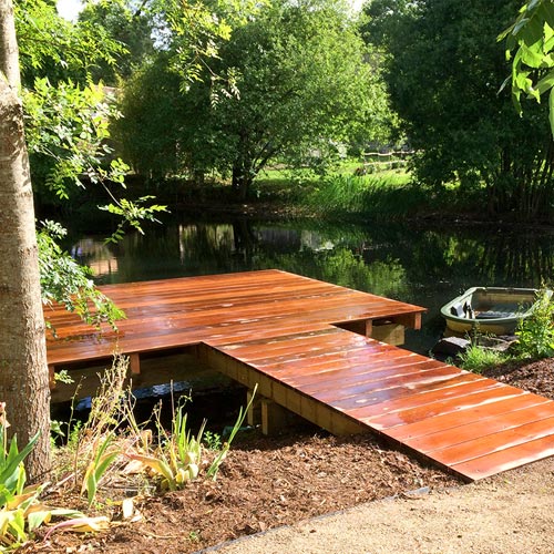Pose d'un ponton en bois sur un étang paysager en Vendée