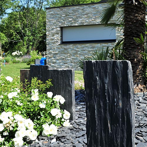Palis de schiste noir devant maison de pierre en Loire-Atlantique